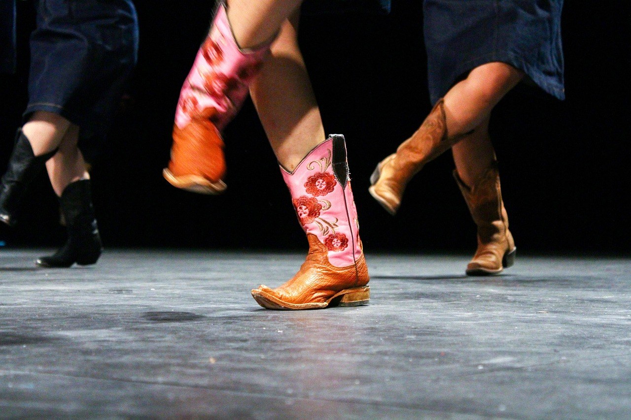 Tanzende in Stiefeln beim LineDance